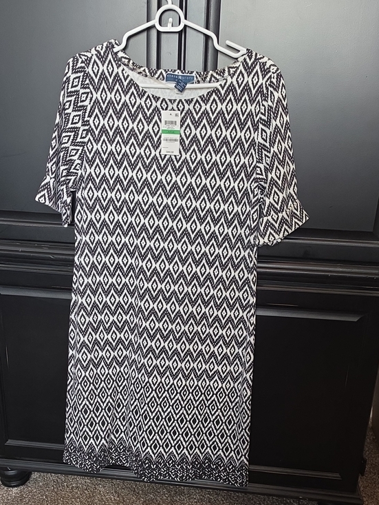 Karen Scott Dresses & Skirts - Karen Scott Black & White Diamond Geo Shift Dress